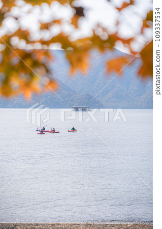 Autumn leaves and boat on Lake Chuzenji 109337554