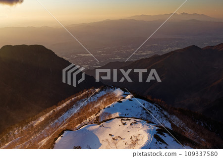 View of Azumino and Yatsugatake from Mt. Tsubaku in the Northern Alps at dawn 109337580