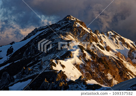 從燕山莊附近看到的北阿爾卑斯山的燕山日出 從燕山莊附近看到的北阿爾卑斯山的燕山日出 109337582