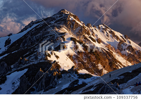 Tsubaku-dake in the Northern Alps at sunrise seen from near Tsubame-zanso Tsubaku-dake in the Northern Alps at sunrise seen from near Tsubame-zanso 109337756