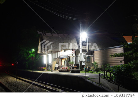 夜晚的會津鐵道湯野上溫泉車站茅草車站大樓 夜晚的會津鐵道湯野上溫泉車站茅草車站大樓 109337784