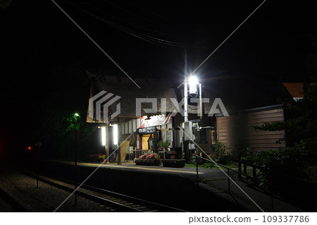 夜晚的會津鐵道湯野上溫泉車站茅草車站大樓 夜晚的會津鐵道湯野上溫泉車站茅草車站大樓 109337786