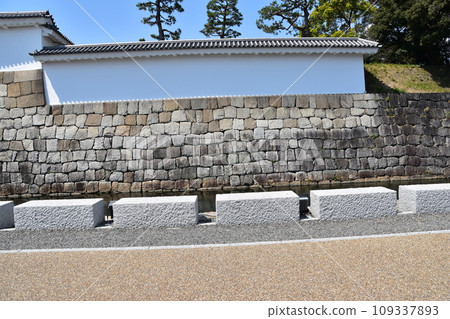 Kyoto in spring in Japan, World Heritage Site Nijo Castle, beautiful castle walls and blue sky Kyoto in spring in Japan, World Heritage Site Nijo Castle, beautiful castle walls and blue sky 109337893