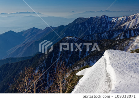 Yatsugatake, Mt. Fuji, and the Southern Alps seen from the Omote Ginza Traverse Trail in the Northern Alps with remaining snow Yatsugatake, Mt. Fuji, and the Southern Alps seen from the Omote Ginza Traverse Trail in the Northern Alps with remaining snow 109338071