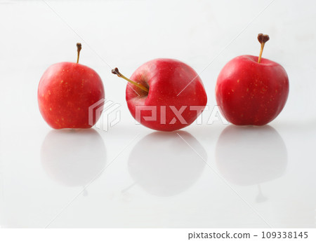 公主蘋果白色背景 109338145