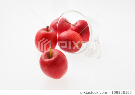 公主蘋果白色背景 109338193