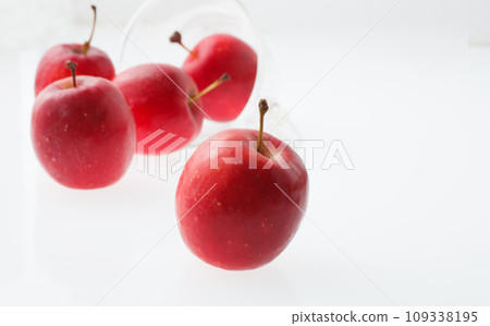 公主蘋果白色背景 109338195