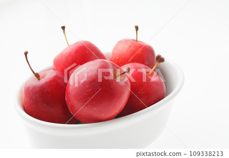 公主蘋果白色背景 109338213