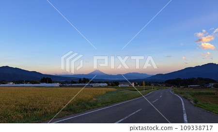 黃昏的富士山鄉村 黃昏的富士山鄉村 109338717