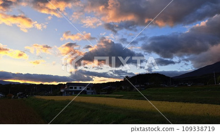田野,日落,雲彩 田野,日落,雲彩 109338719