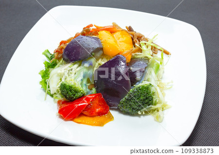 Salad with 1/3 day's worth of vegetables 109338873