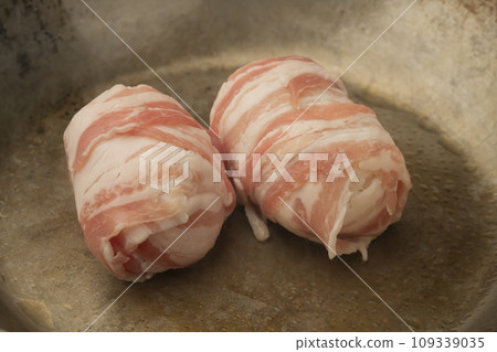 Bake meat-wrapped rice balls 109339035