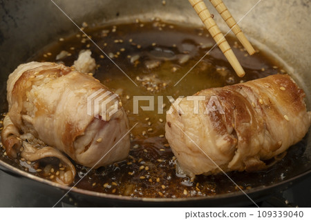 Bake meat-wrapped rice balls 109339040