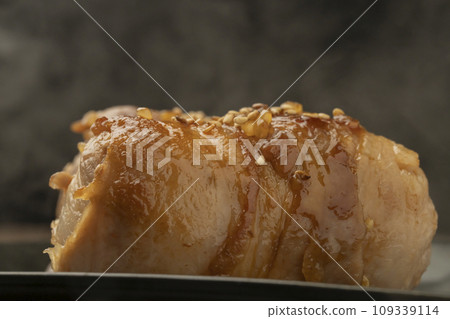 meat wrapped rice ball  109339114