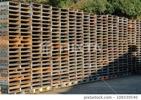 pile of pallets 109339540