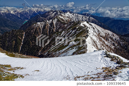 The remaining snow on the ridgeline towards Mt. Tsubaku seen from Mt. Otenyo in the Northern Alps 109339645