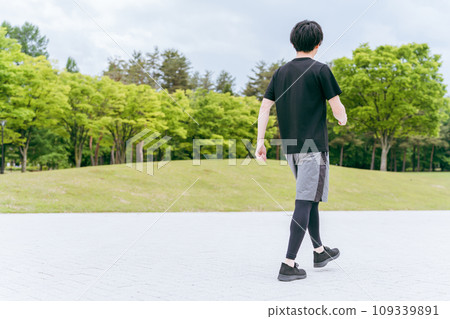 Walking in the park/walking man/sportsman/athlete (whole body) 109339891