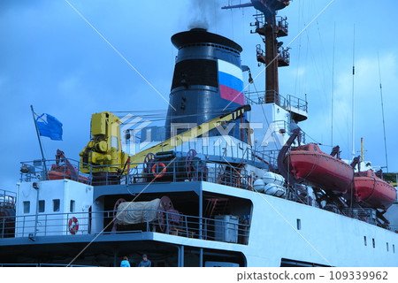 俄羅斯海軍隨行補給艦「鮑里斯·普托馬」號艦橋部分在海上自衛隊舞鶴基地向公眾開放 109339962