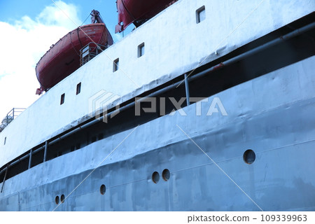The Russian Navy's accompanying supply ship "Boris Putoma" opened to the public at the Maritime Self-Defense Force Maizuru Base, its outer shell dented by rough waves 109339963