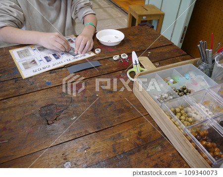孩子們在工作坊製作配件(沒有臉) 孩子們在工作坊製作配件(沒有臉) 109340073
