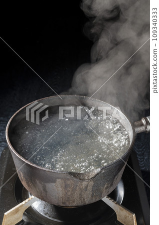 Scene of boiling water in an iron pot 109340333