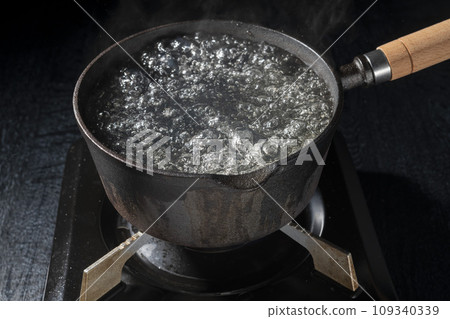 Scene of boiling water in an iron pot 109340339