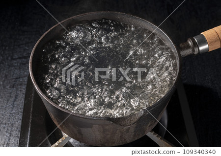 Scene of boiling water in an iron pot 109340340