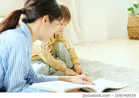 Mother and child coloring in the living room 109340639