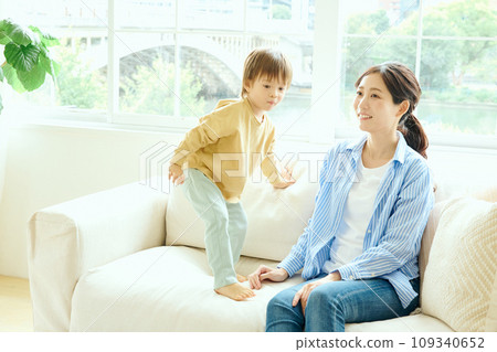 父母和孩子在客廳裡放鬆 109340652