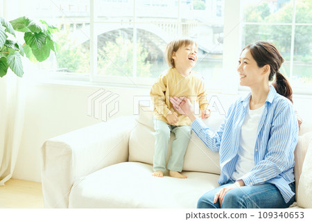 父母和孩子在客廳裡放鬆 109340653