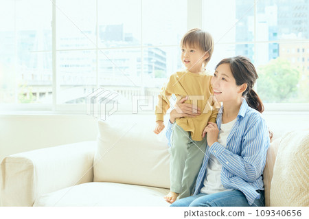 父母和孩子在客廳裡放鬆 109340656