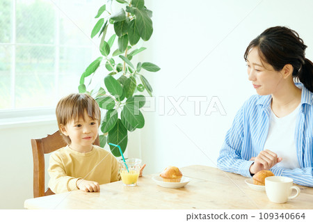 父母和孩子在餐桌上吃零食 109340664