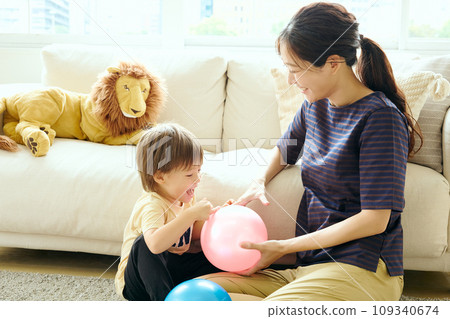 Parent and child playing in the living room 109340674