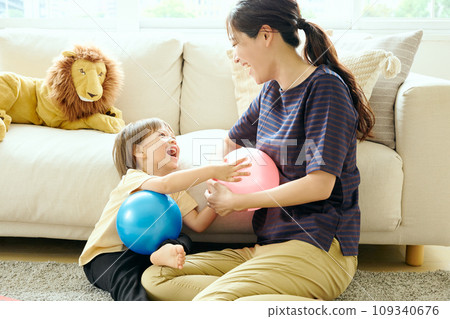 父母和孩子在客廳裡玩 109340676