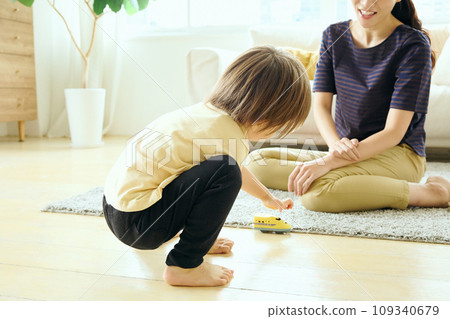 父母和孩子在客廳裡玩 109340679