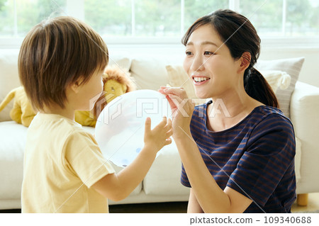 Parent and child playing in the living room Parent and child playing in the living room 109340688