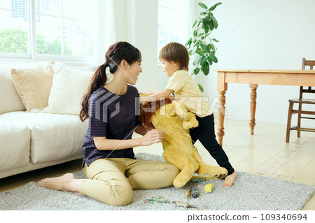 父母和孩子在客廳裡玩 父母和孩子在客廳裡玩 109340694