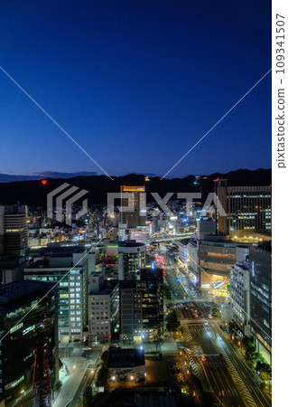 神戶市三宮市的夜景。從神戶市政府展望台拍攝 109341507