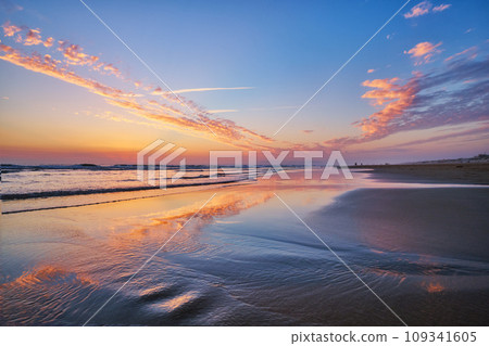 Atlantic ocean after sunset with surging waves at Fonte da Telha beach, Costa da Caparica, Portugal 109341605