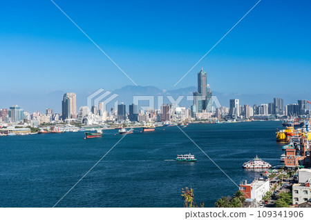 從高雄燈塔看到的高雄城市景觀 台灣高雄市 109341906