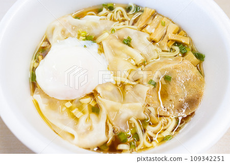 美味杯拉麵餛飩麵配溫泉蛋 美味杯拉麵餛飩麵配溫泉蛋 109342251