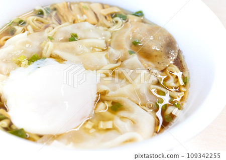 美味杯拉麵餛飩麵配溫泉蛋 美味杯拉麵餛飩麵配溫泉蛋 109342255