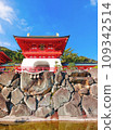 赤間神社在藍天的背景下熠熠生輝 109342514