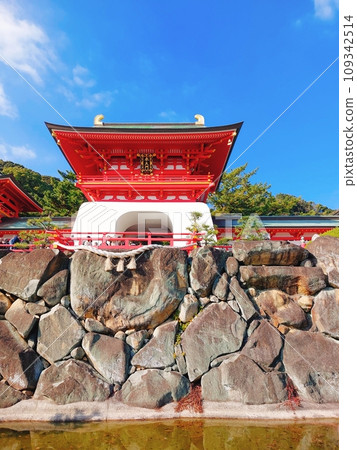 赤間神社在藍天的背景下熠熠生輝 赤間神社在藍天的背景下熠熠生輝 109342514