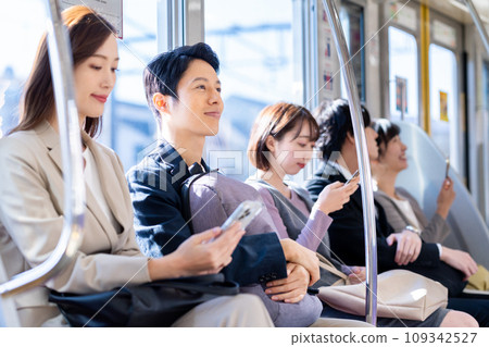 通勤列車上的商人攝影合作:京王電鐵株式會社 通勤列車上的商人攝影合作:京王電鐵株式會社 109342527