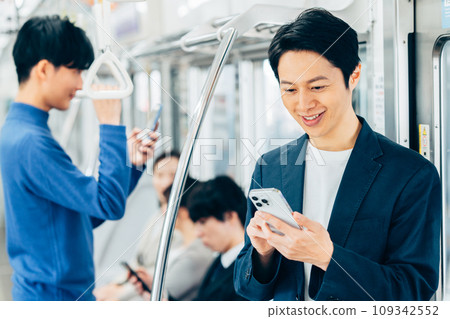 通勤列車上的商人攝影合作:京王電鐵株式會社 通勤列車上的商人攝影合作:京王電鐵株式會社 109342552