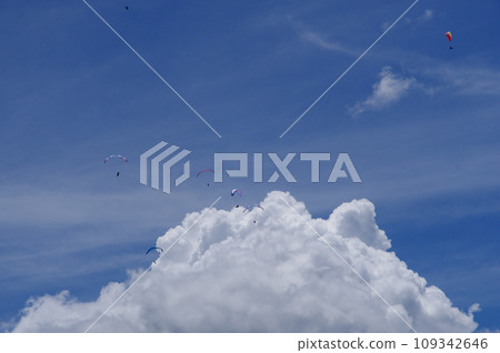 藍天白雲飄浮,滑翔傘在天空翩翩起舞 藍天白雲飄浮,滑翔傘在天空翩翩起舞 109342646