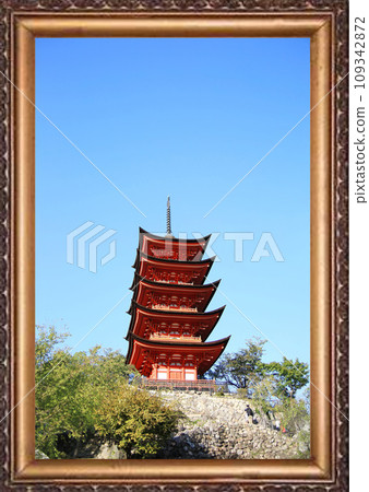 發光在藍天的五層塔 發光在藍天的五層塔 109342872