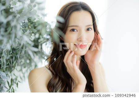 年輕女性的護髮形象 109342946