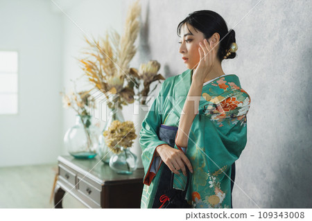 穿著長袖和袴的女人 109343008